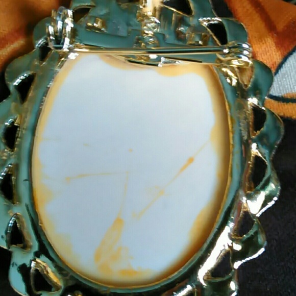 KATHY LEE SCARF & HORSE CAMEO - Picture 7 of 8